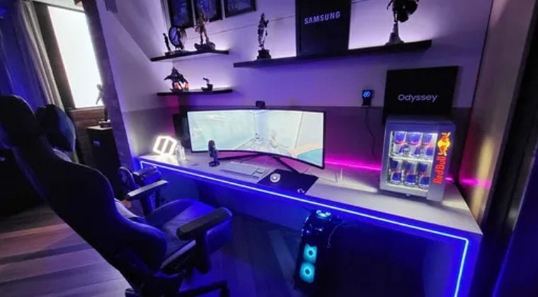 Quarto gamer com mini geladeira