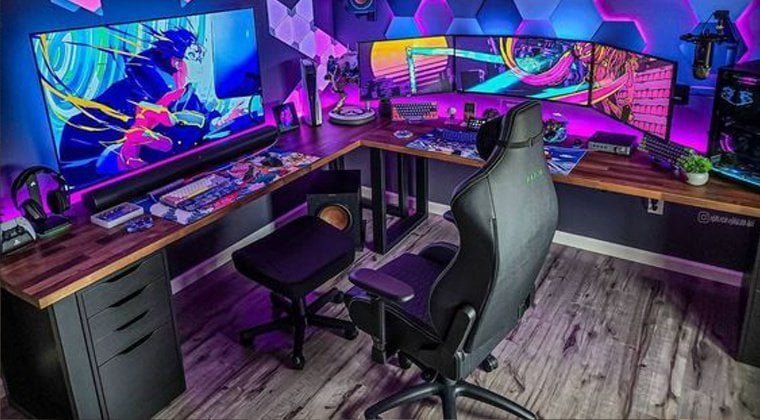 Quarto gamer com vários monitores