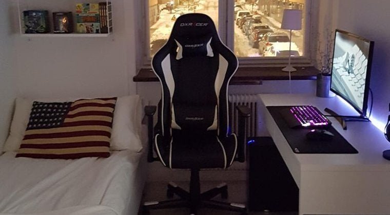 Quarto pequeno com a cama do lado