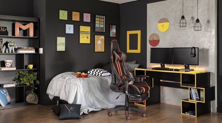 Quarto com parede escura com quadros