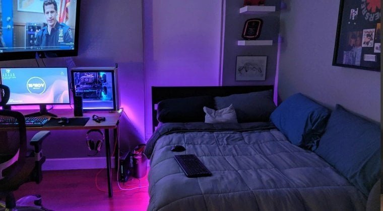 Quarto com TV e cama estilo sofá