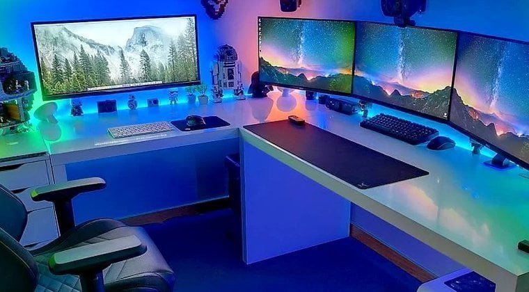 Quarto com mesa dupla (L) para mais espaço