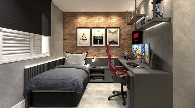 Quarto gamer pequeno com 3 monitores