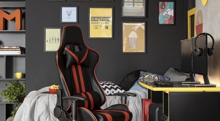 Quarto com quadros acima da cama