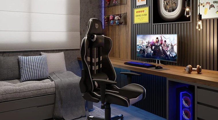 Quarto com mesa em toda parede