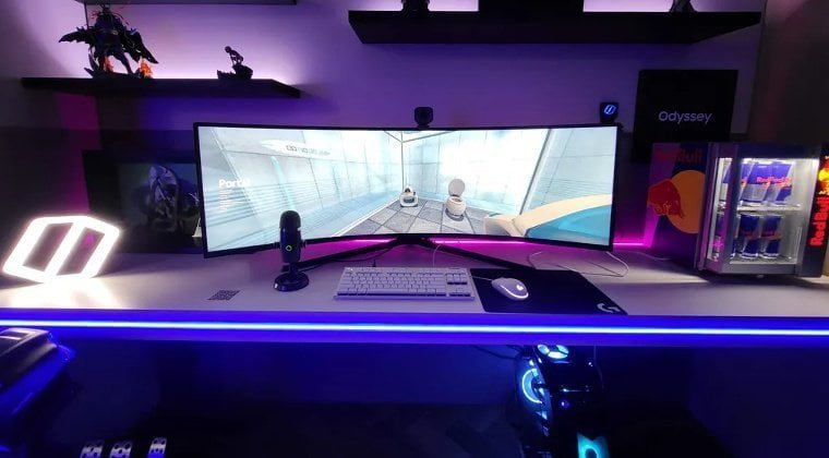 Quarto gamer com mini geladeira