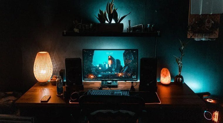 Quarto com mesa e 1 prateleira na parede