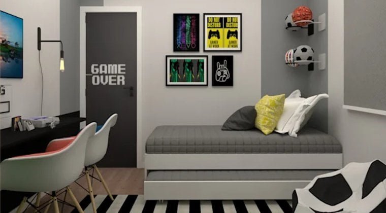 Quarto com quadros e porta decorada