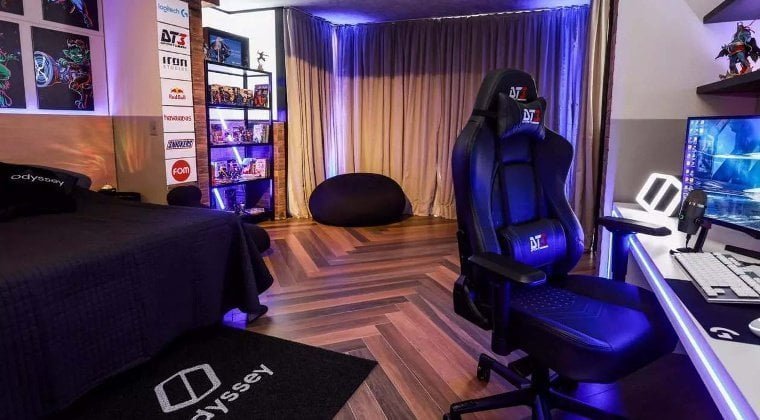 Quarto com quadros na cama e estante