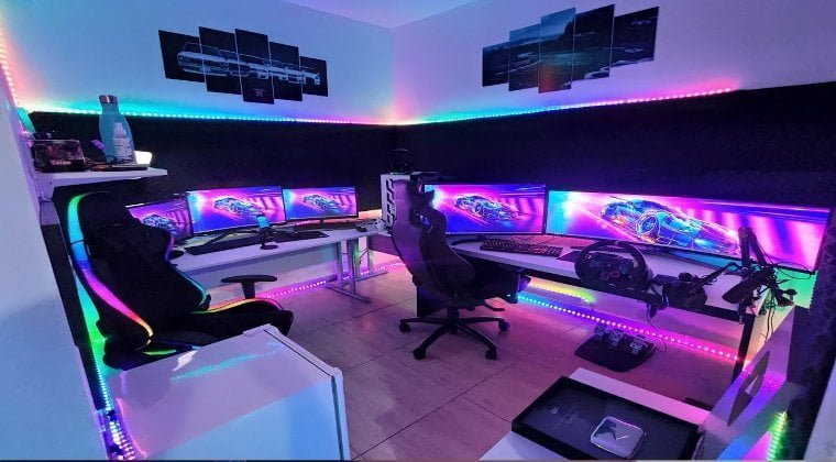 Quarto com 5 monitores e com volante