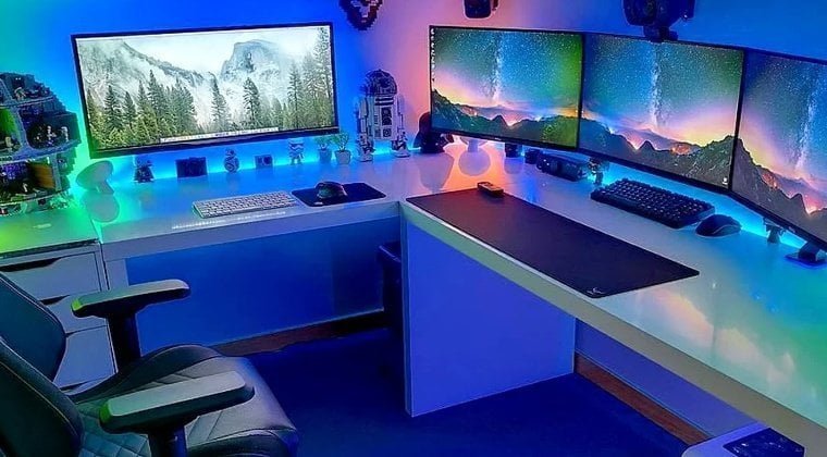 Quarto usando uma mesa L