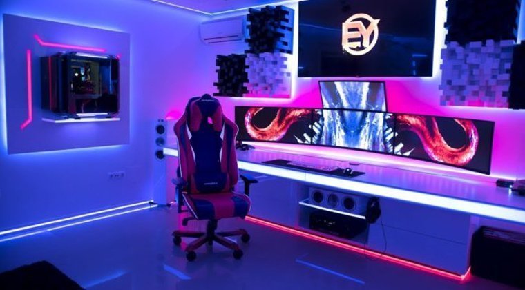 Quarto com gabinete na parede e TV