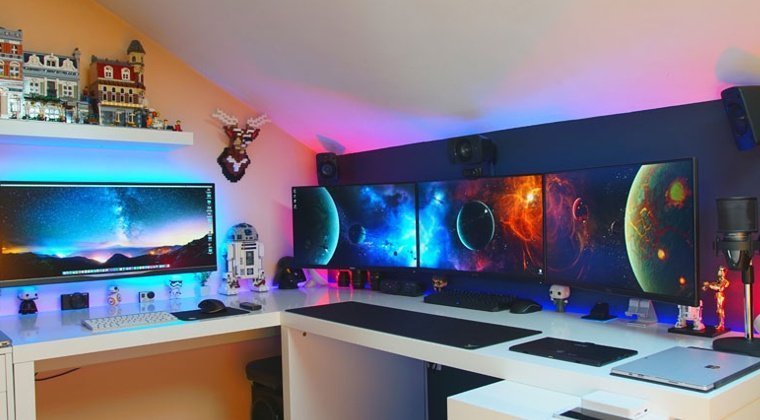 Quarto com quatro monitores e legos