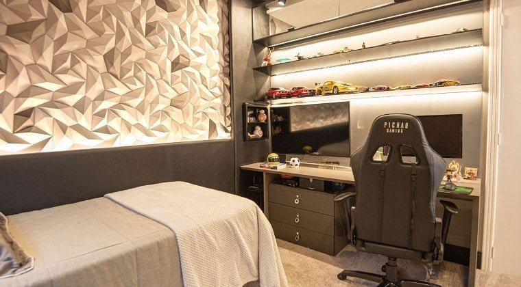 Quarto com estante para TV e PC