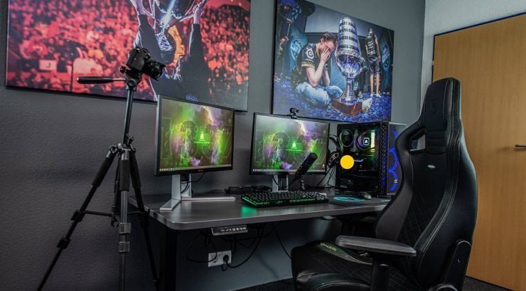Quarto gamer com dois quadros grandes
